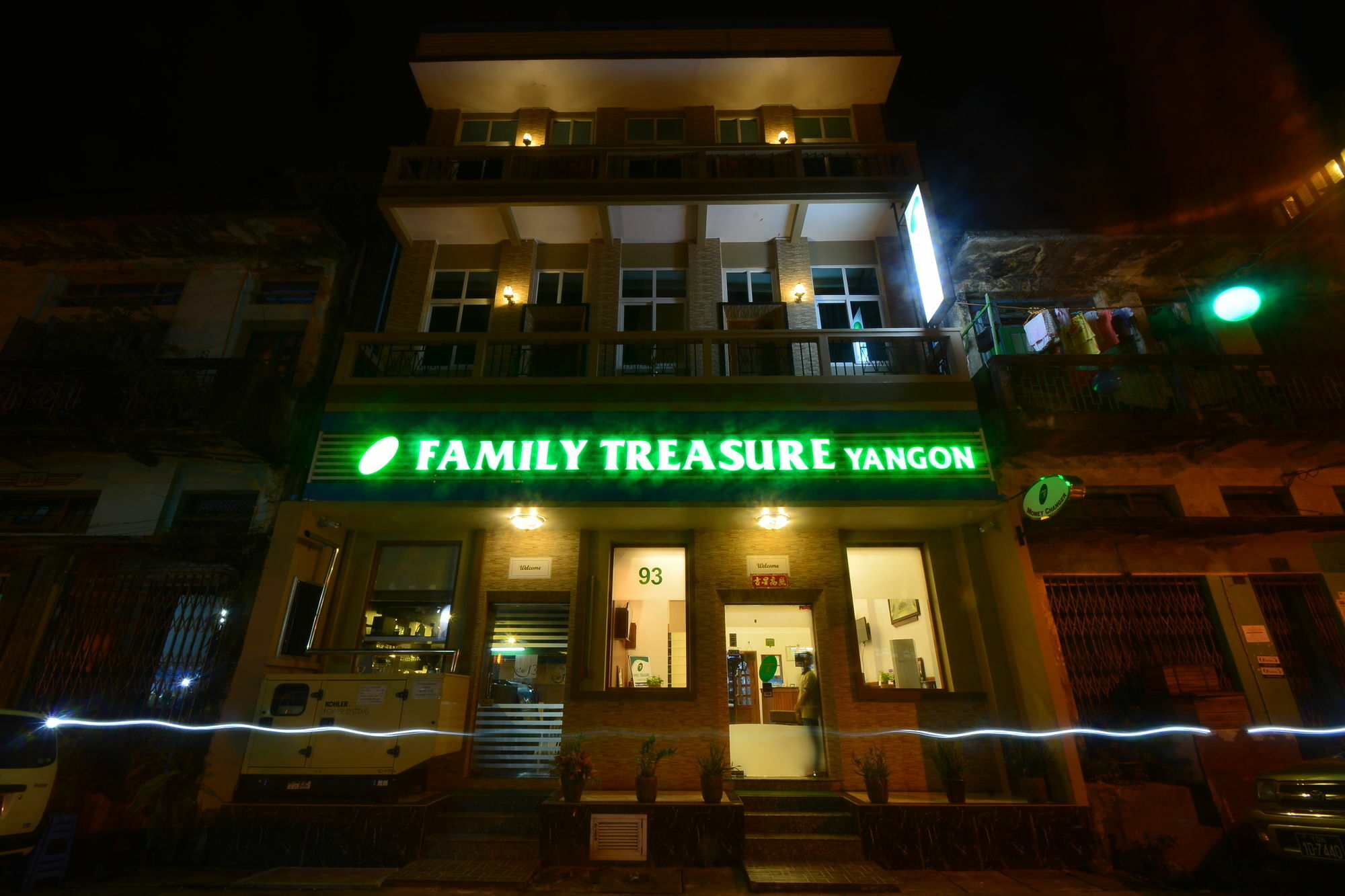 Отель Family Treasure Янгон Экстерьер фото